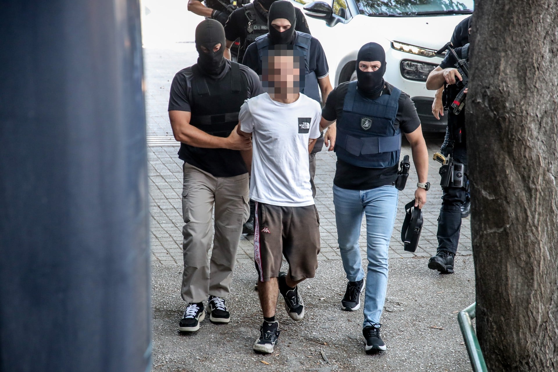 Θεσσαλονίκη: Ένταση στα δικαστήρια μετά την προφυλάκιση του 25χρονου για την επίθεση στο σπίτι της οικογένειας Νέστορα – Τρεις προσαγωγές