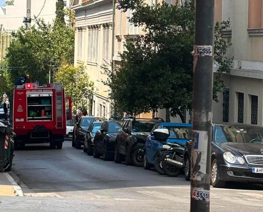 Αθήνα: Σοβαρό ατύχημα με αυτοκίνητο που έπεσε στο κενό, σε γκαράζ του κτιρίου της Νομικής