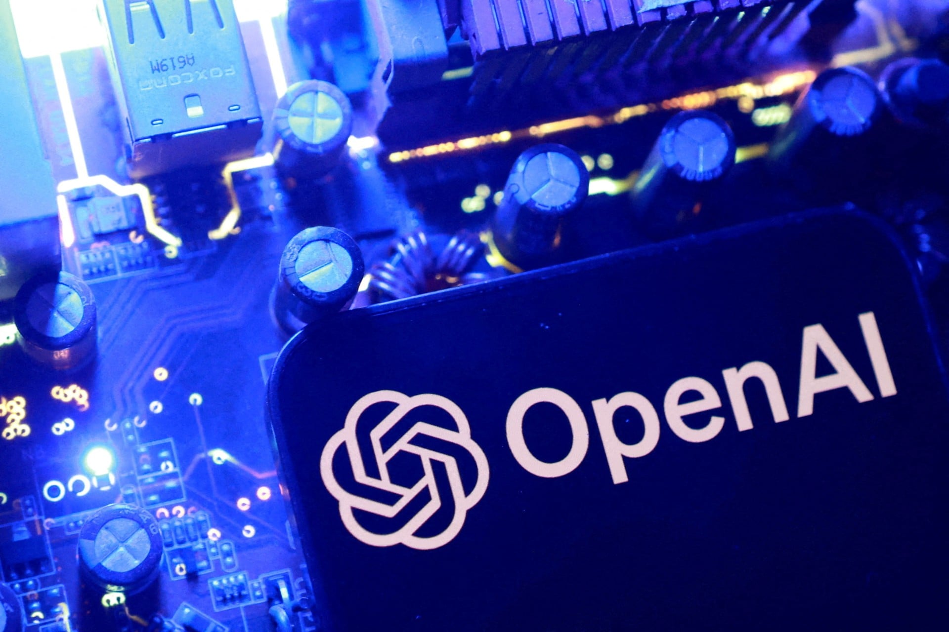 Μήνυση βόμβα από την Apple κατά της OpenAI: «Έκλεβε εμπορικά μυστικά μας για να φτιάξει τον αντίπαλο του iPhone»