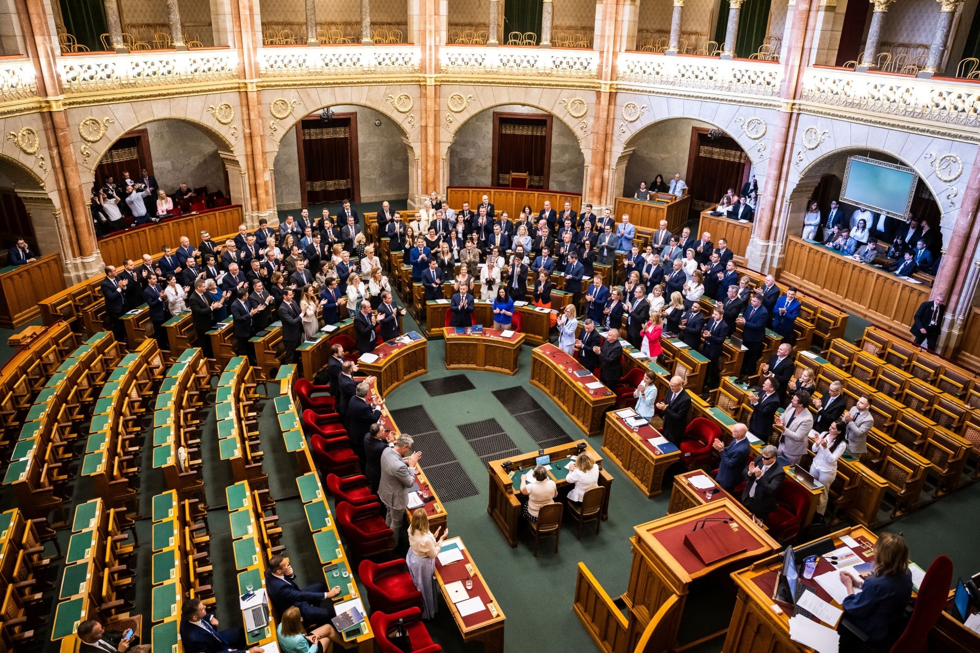 Ουγγαρία: Το κοινοβούλιο ενέκρινε τη συνταγματική μεταρρύθμιση για την απομάκρυνση του προέδρου Τάμας Σούλιοκ