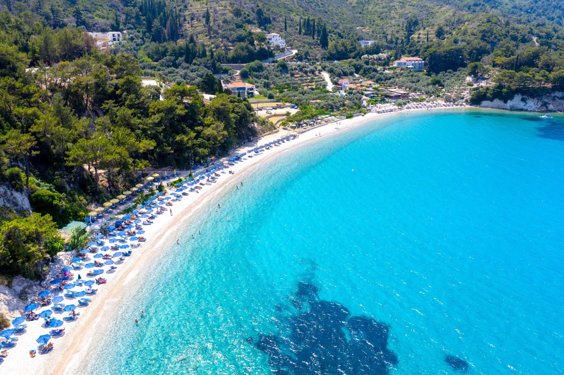 Το ελληνικό νησί με τα «εξωτικά καταφύγια» που συγκαταλέγεται στους κορυφαίους προορισμούς για τις αρχές καλοκαιριού
