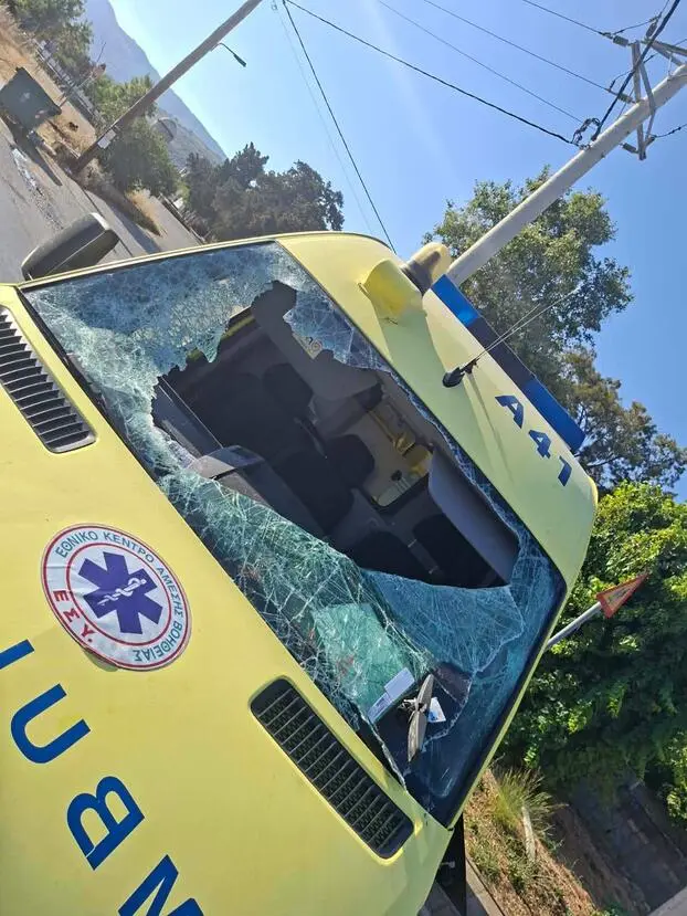 Χανιά: Τροχαίο με ασθενοφόρο – Τραυματίες οι διασώστες, νεκρός από ανακοπή ο ασθενής 2 troxaio asthenoforo xania 1