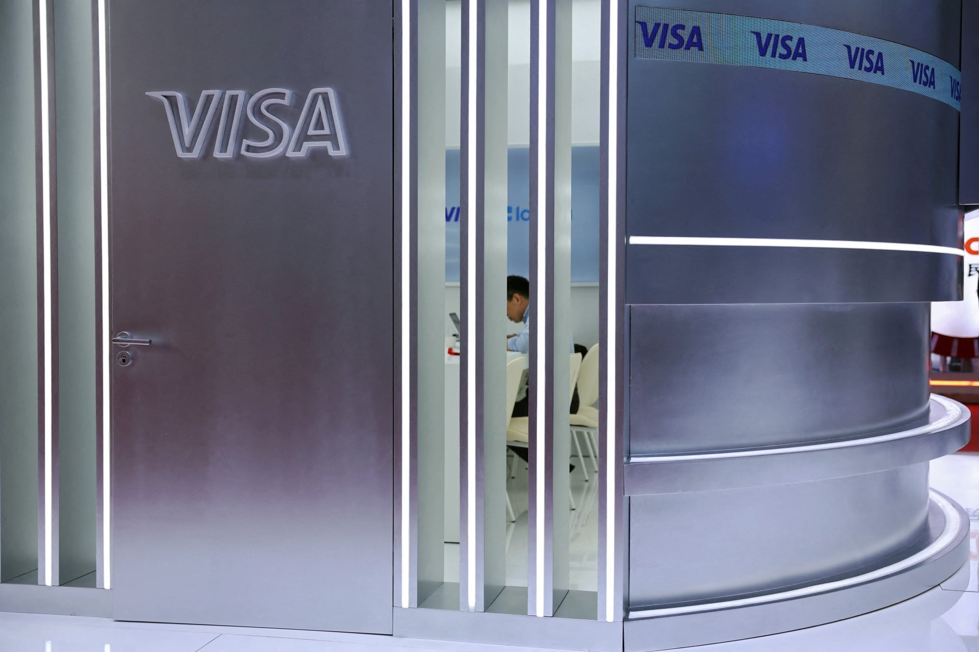 Bloomberg: Η Visa σχεδιάζει να περικόψει το 7% του εργατικού της δυναμικού, περίπου 2.600 θέσεις