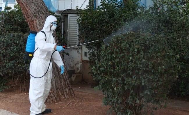 Γλυφάδα: Κρούσμα του Ιού του Δυτικού Νείλου – Ψεκασμοί στους δρόμους της πόλης